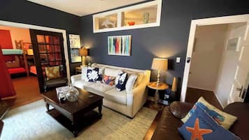 Apartamento Signature, 3 habitaciones, cocina, vistas a la ciudad | Sala de estar | Smart TV de 49 pulgadas con canales por cable