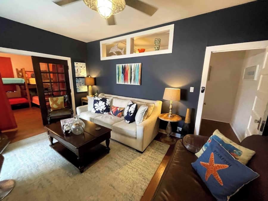 Apartamento Signature, 3 habitaciones, cocina, vistas a la ciudad | Sala de estar | Smart TV de 49 pulgadas con canales por cable
