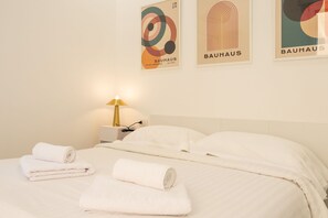 1 chambre, fer et planche à repasser, lit de bébé portatif