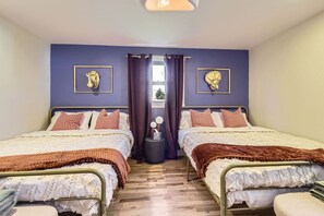 2 bedrooms, desk, WiFi, bed sheets