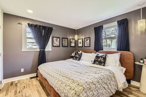 2 bedrooms, desk, WiFi, bed sheets