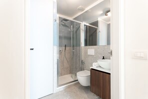 Douche, sèche-cheveux, bidet