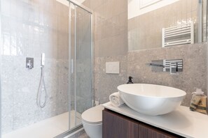 Dusche, Haartrockner, Bidet