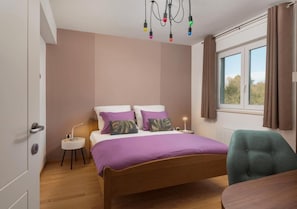 2 bedrooms, iron/ironing board, internet, bed sheets