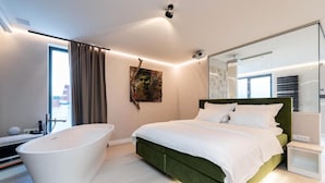 5 bedrooms, iron/ironing board, Internet, bed sheets