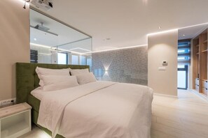 5 bedrooms, iron/ironing board, Internet, bed sheets