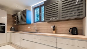Coffee/tea maker, fridge, microwave, oven