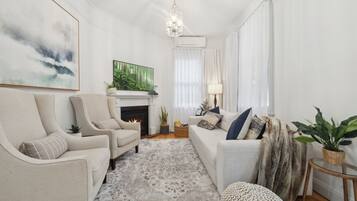 Smart TV, fireplace
