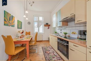Kühlschrank, Ofen, Herdplatte, Wasserkocher mit Kaffee-/Teezubehör