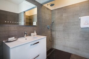 Dusche, kostenlose Toilettenartikel, Haartrockner, Bademäntel