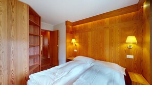 3 室のベッドルーム、デスク、WiFi、ベッドシーツ