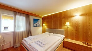 3 bedrooms, desk, WiFi, bed sheets - 4½-room apartment on the 1st and 2nd floor. (Celerina/Schlarigna)