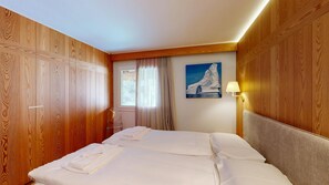 3 bedrooms, desk, WiFi, bed sheets
