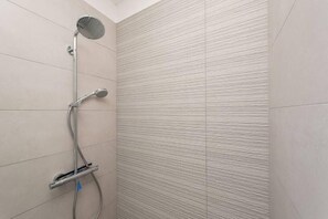 Shower, towels