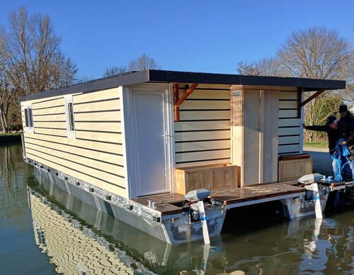 Bateau de plaisance électro solaire sur le Canal de Garonne