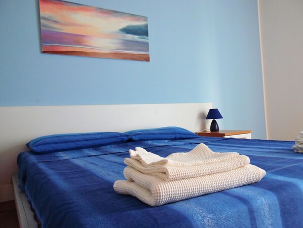1 bedroom, desk, WiFi, bed sheets - APULIAN RETREAT (Large two-room apartment a few kilometers from Lecce) (Cavallino)