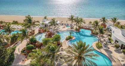 Deluxe Baychfront Studio w/ Balcony + Amazing Pool