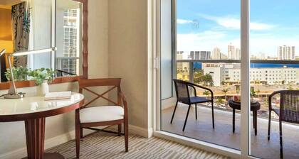 Deluxe Baychfront Studio w/ Balcony + Amazing Pool