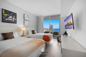 2 bedrooms, desk, iron/ironing board, travel cot - Apt with Balcony - Ocean Views & Resort Pool (Hollywood)
