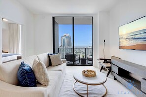 TV, offices - 1BR Stylish Apt - Pool, Views & Gym (Miami)