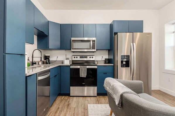 Frigorifero, microonde, forno, piano cottura