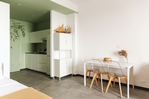 Coffre-fort, bureau, fer et planche à repasser, Wi-Fi