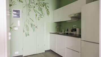 Frigorifero, microonde, forno, piano cottura