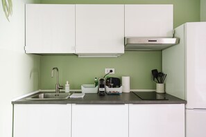 Kjøleskap, mikrobølgeovn, ovn og kokeplater