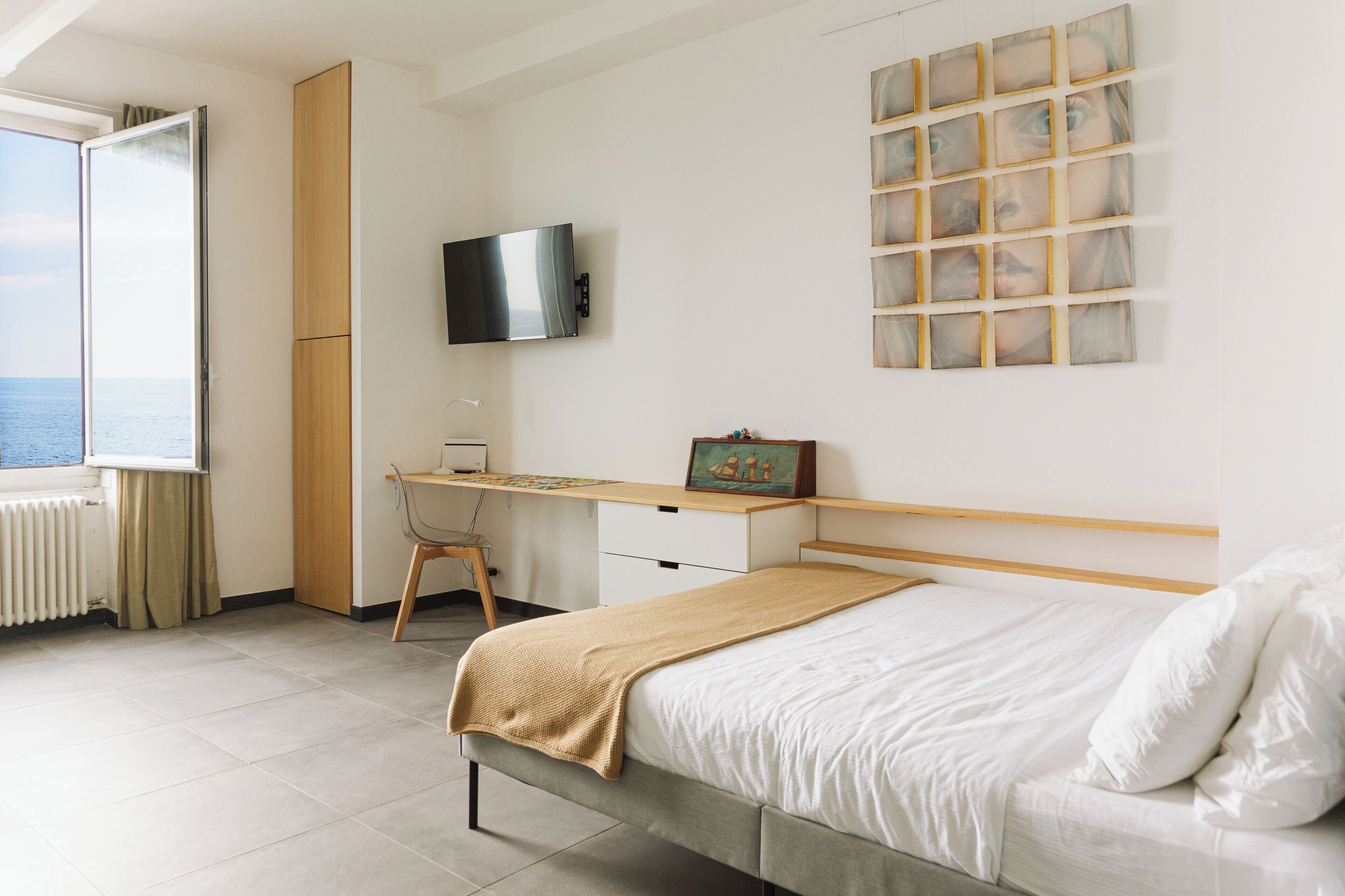 Coffres-forts dans les chambres, bureau, fer et planche à repasser