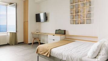 Een kluis op de kamer, een bureau, een strijkplank/strijkijzer, wifi