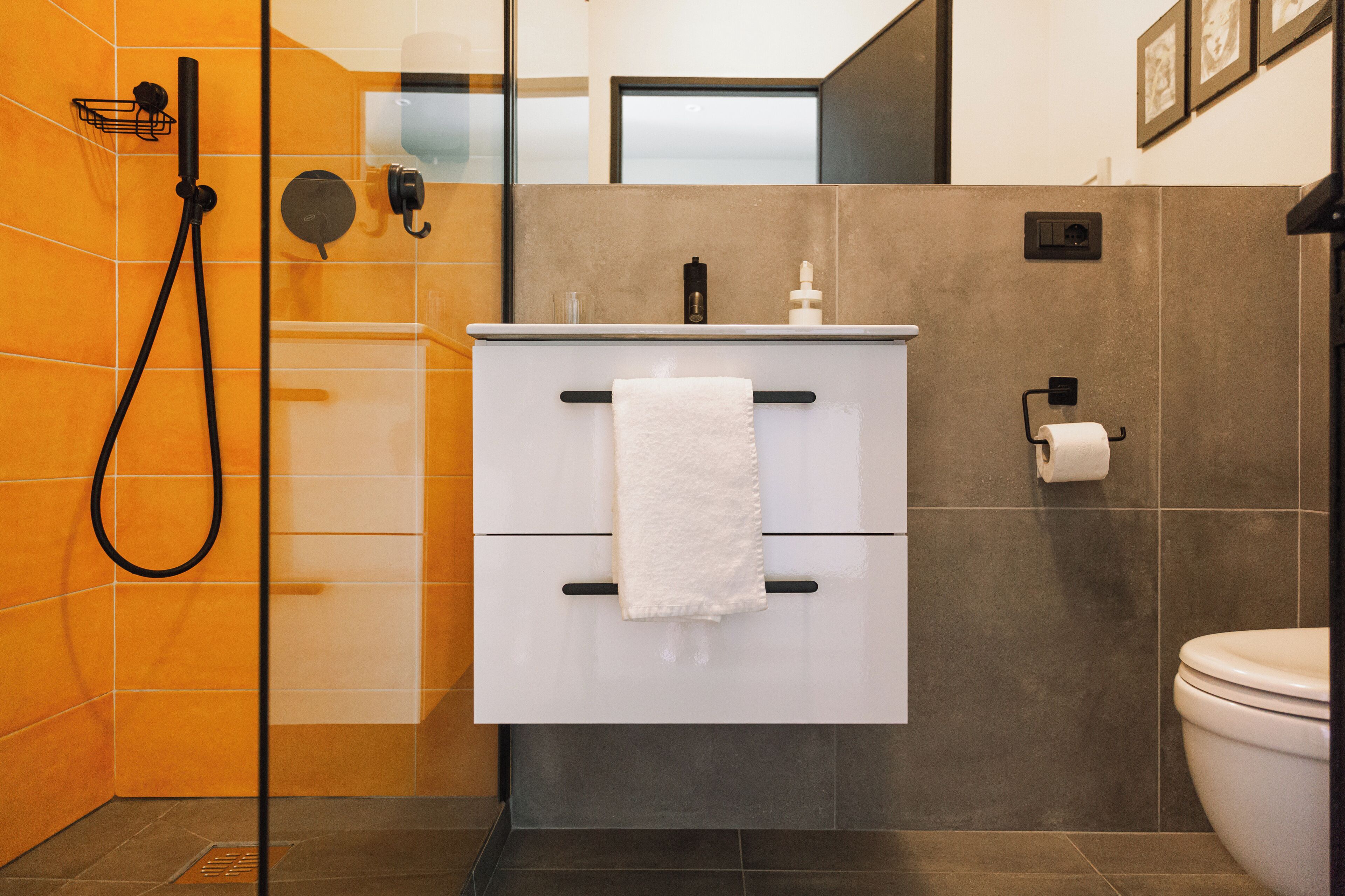Doccia, asciugacapelli, bidet, asciugamani