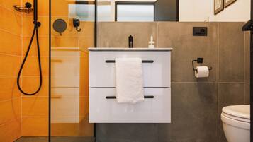 Doccia, asciugacapelli, bidet, asciugamani