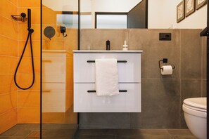 Doccia, asciugacapelli, bidet, asciugamani
