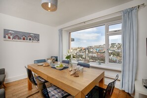 Bay Dream Believer, Brixham. Second floor: Gather around the in dining table for family meals - Bay Dream Believer is situated in the heart of wonderful Brixham (Brixham)