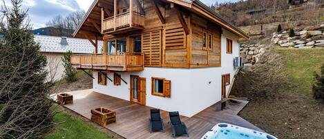 المنشأة من الخارج