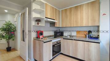 Een koelkast, een microgolfoven, een oven, een kookplaat