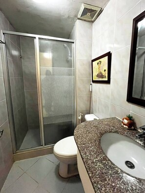 Apartment, 1 Bedroom, Mountain View | Bathroom - Premier Room in Albergo Baguio (Baguio)