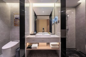 Regadera, amenidades de baño gratuitas, secadora de cabello, toallas 