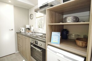 Réfrigérateur, four, plaque de cuisson, cafetière/bouilloire