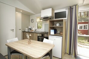 KĂŒhlschrank, Ofen, Herdplatte, Wasserkocher mit Kaffee-/Teezubehör