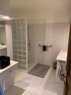 Dusche, Haartrockner, Handtücher, Seife