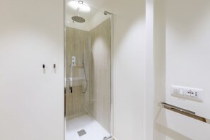 Shower, hair dryer, towels - Easylife -  Elegant apartment in Piazza Navona (Roma)