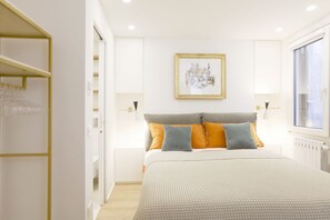 A bedroom with a bed, a framed picture on the wall, and a window. - Easylife -  Elegant apartment in Piazza Navona (Roma)