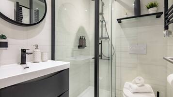 Apartment, 1 Bedroom, Non Smoking, City View | Bathroom