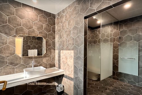 Suite royale, vue sur le fleuve (2 Free Parking) | Salle de bain | Séchoir à cheveux, serviettes fournies, savon, shampooing