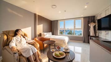 Ocean Deluxe, River View | Soundproofing, free WiFi, bed sheets