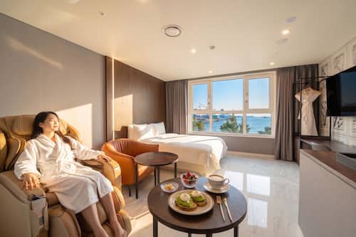 Ocean Deluxe, River View | Soundproofing, free WiFi, bed sheets