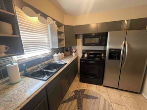 Condo Prestigio, 1 habitación, cocina, junto a la playa | Cocina privada | Refrigerador, microondas, horno y parrilla de estufa 
