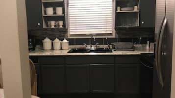 Signature Condo, 1 Bedroom, Kitchen, Beachside | Dapur peribadi | Peti sejuk, ketuhar gelombang mikro, ketuhar, dapur