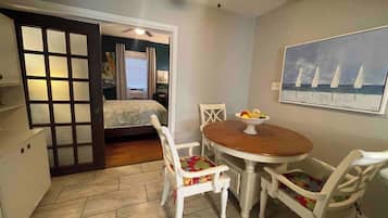 Signature Condo, 1 Bedroom, Kitchen, Beachside | Makan dalam bilik